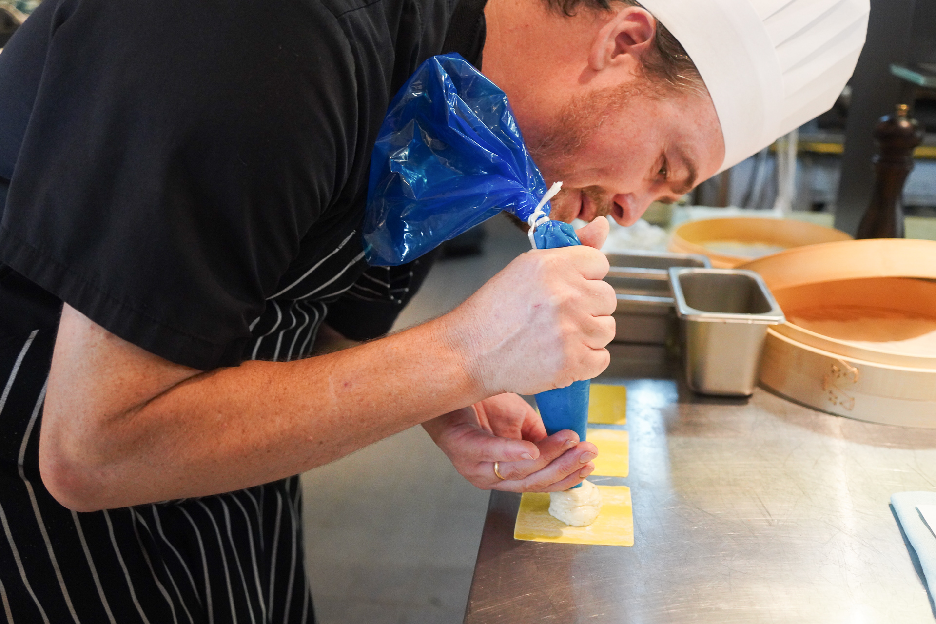 皮で包むお手本を見せてくれる