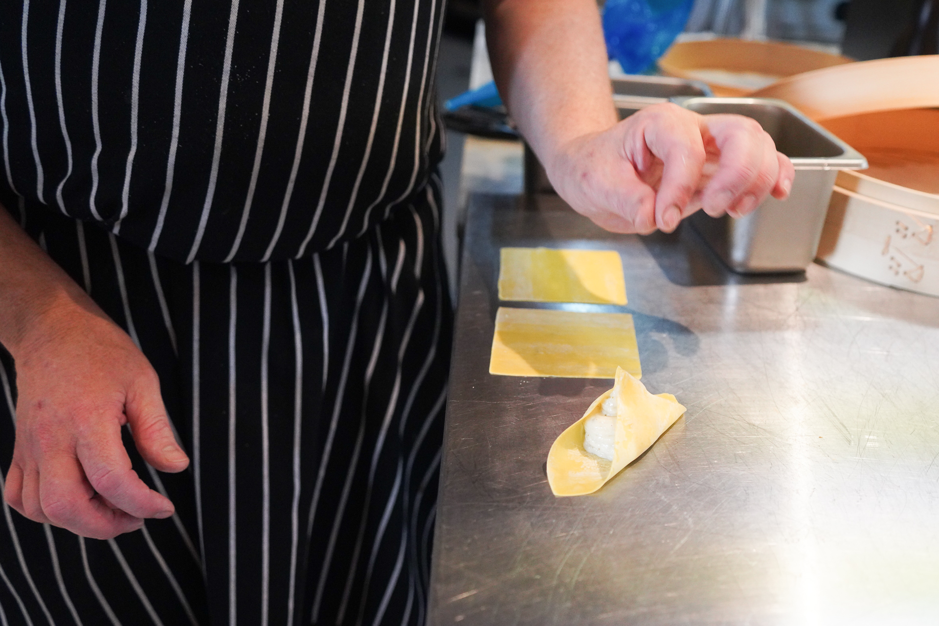 こんな感じで摘まんでくっつけるのだが