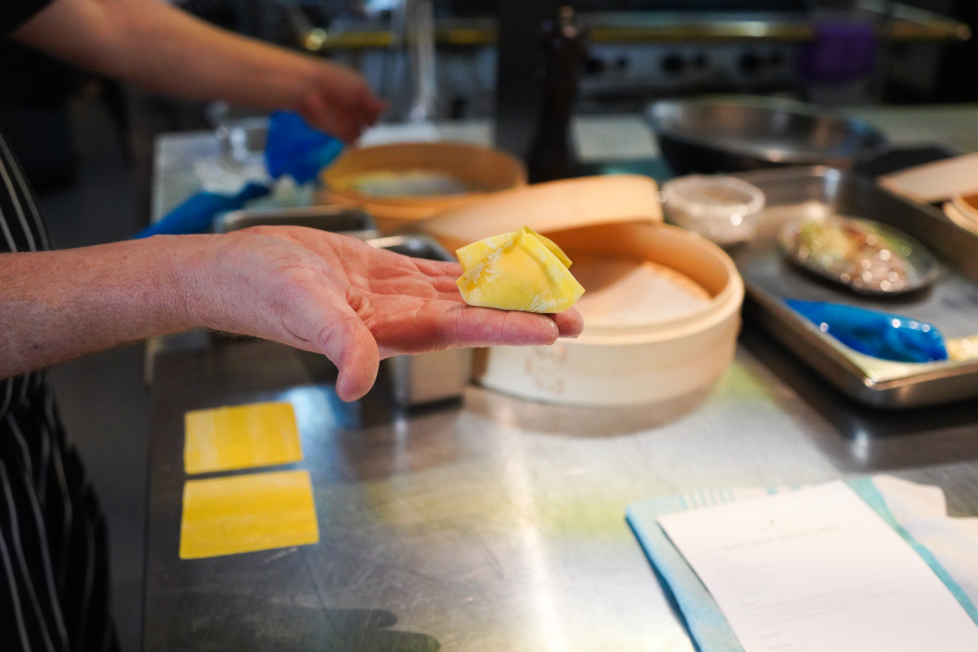 日本の餃子とはちょっと違う形