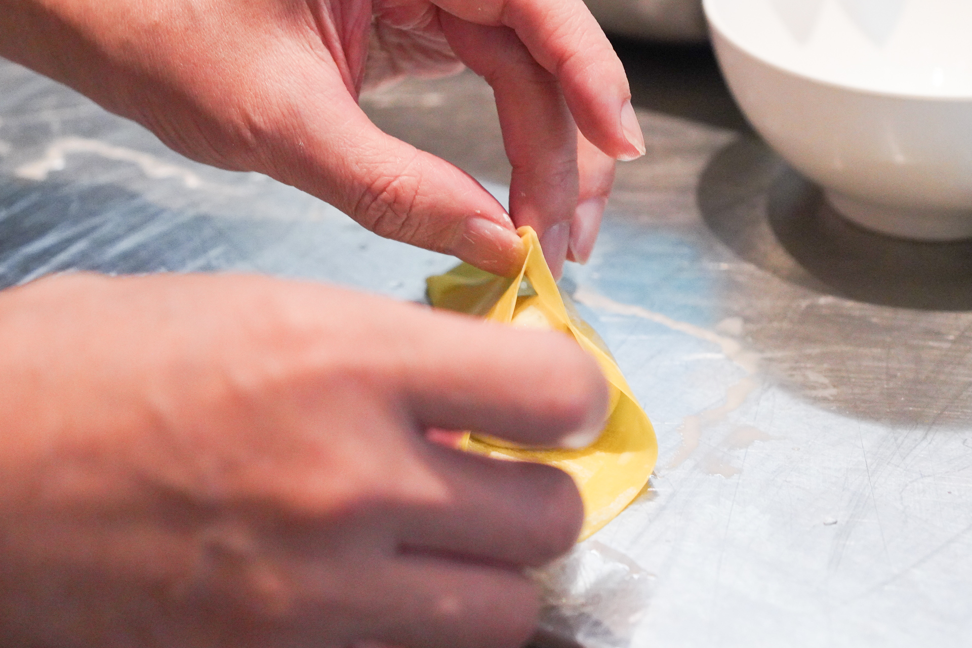 慣れない手つきで……