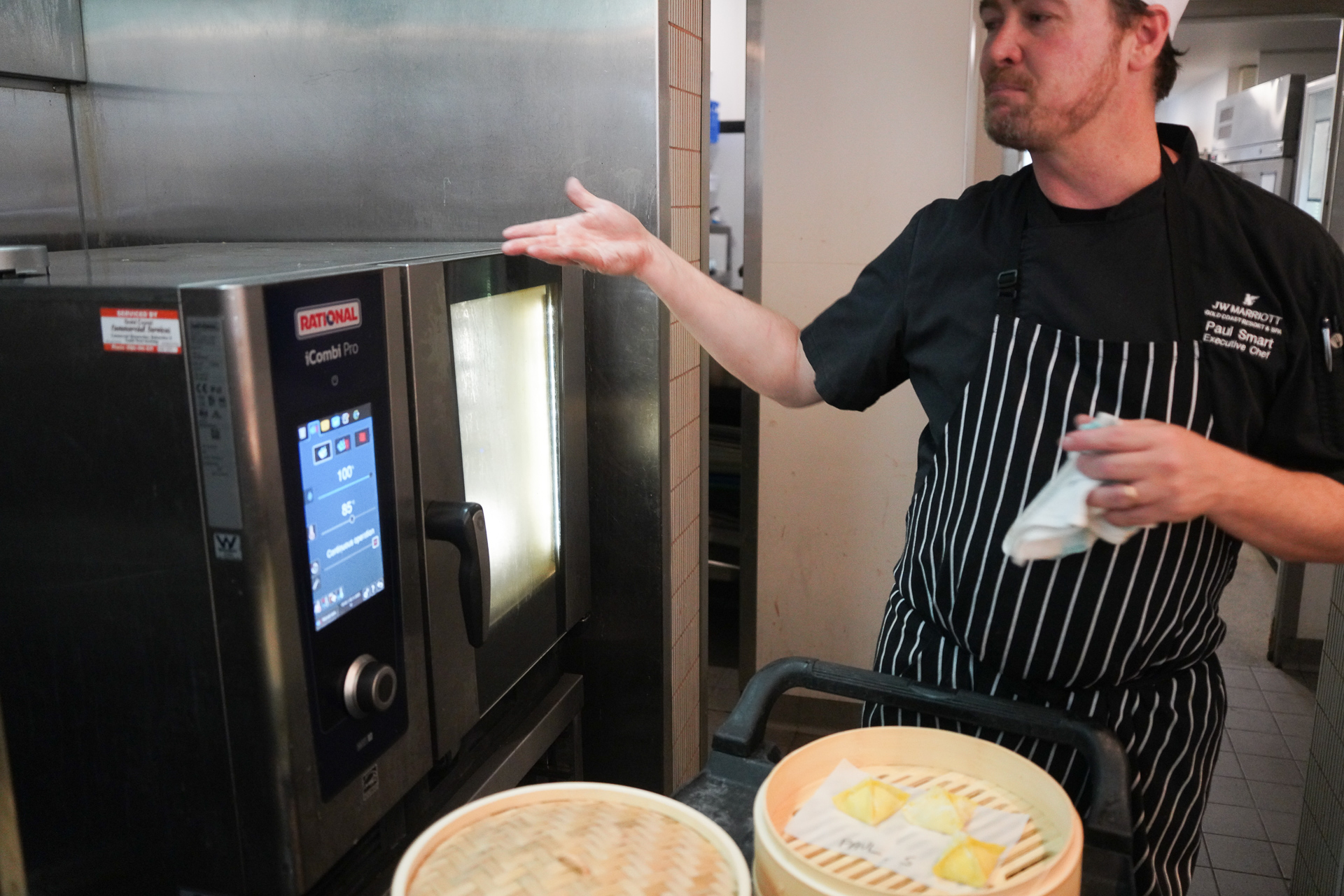 餃子は蒸し器に投入