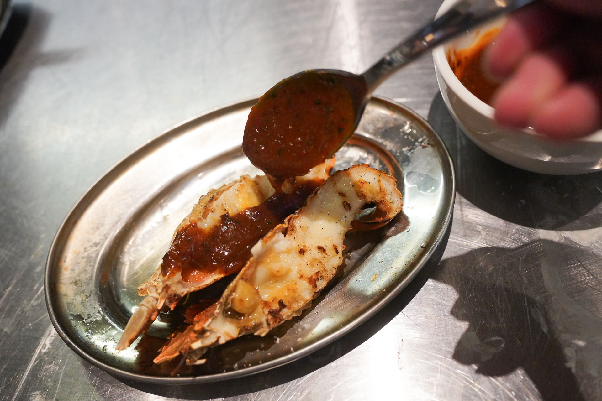 焼き上げたら、ソースをかける