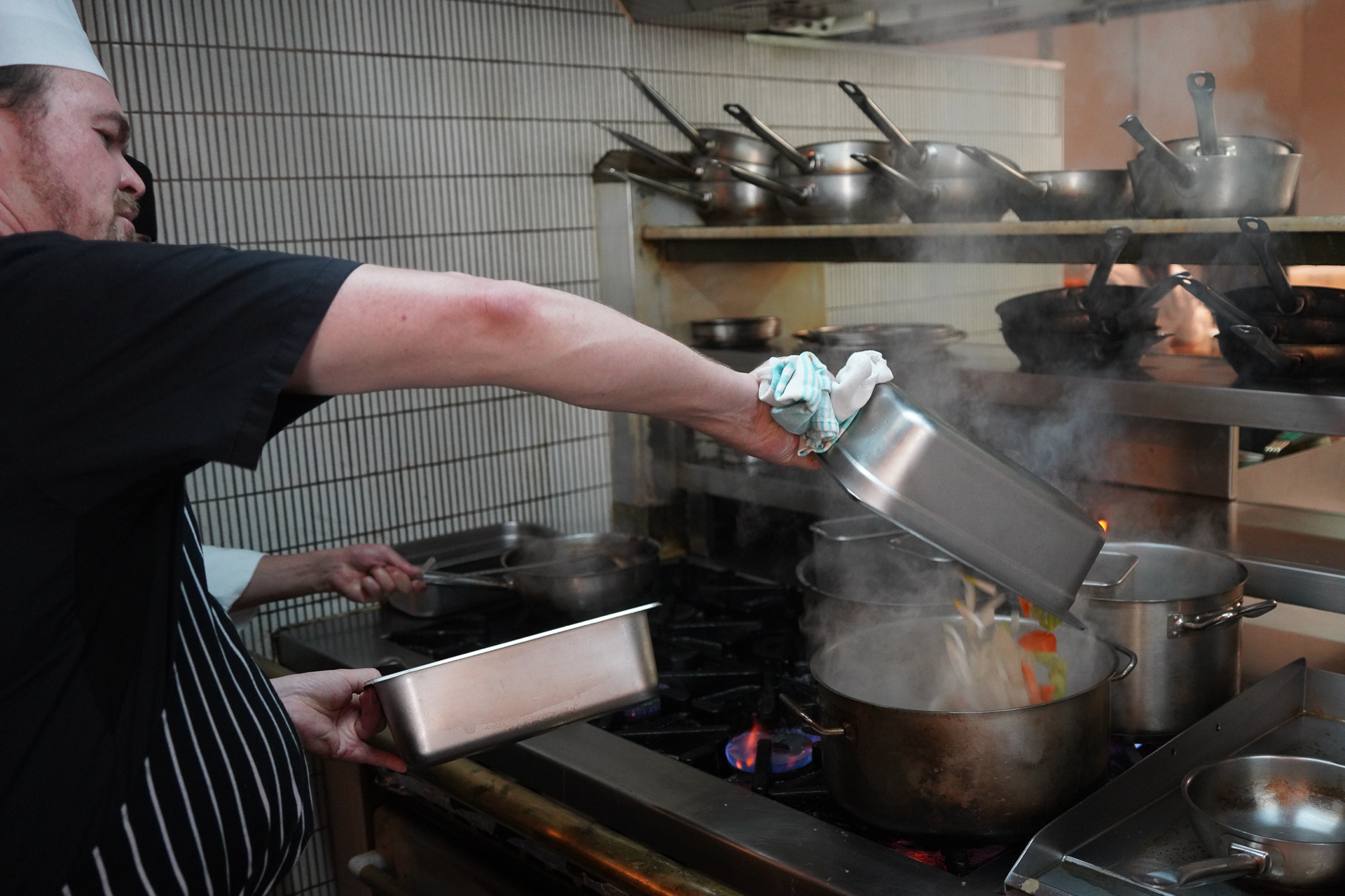 ドカッと豪快に鍋に投入して……