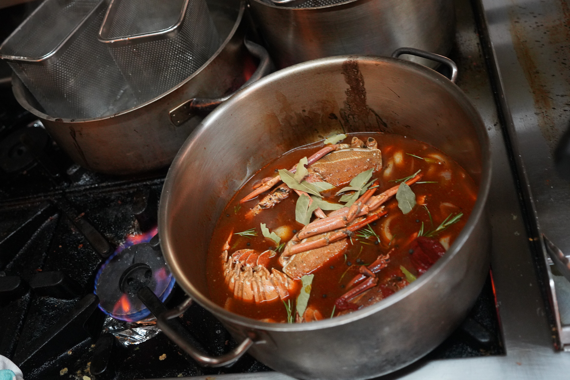 トマトベースで、ハーブのタラゴンも入っている。これを煮詰める