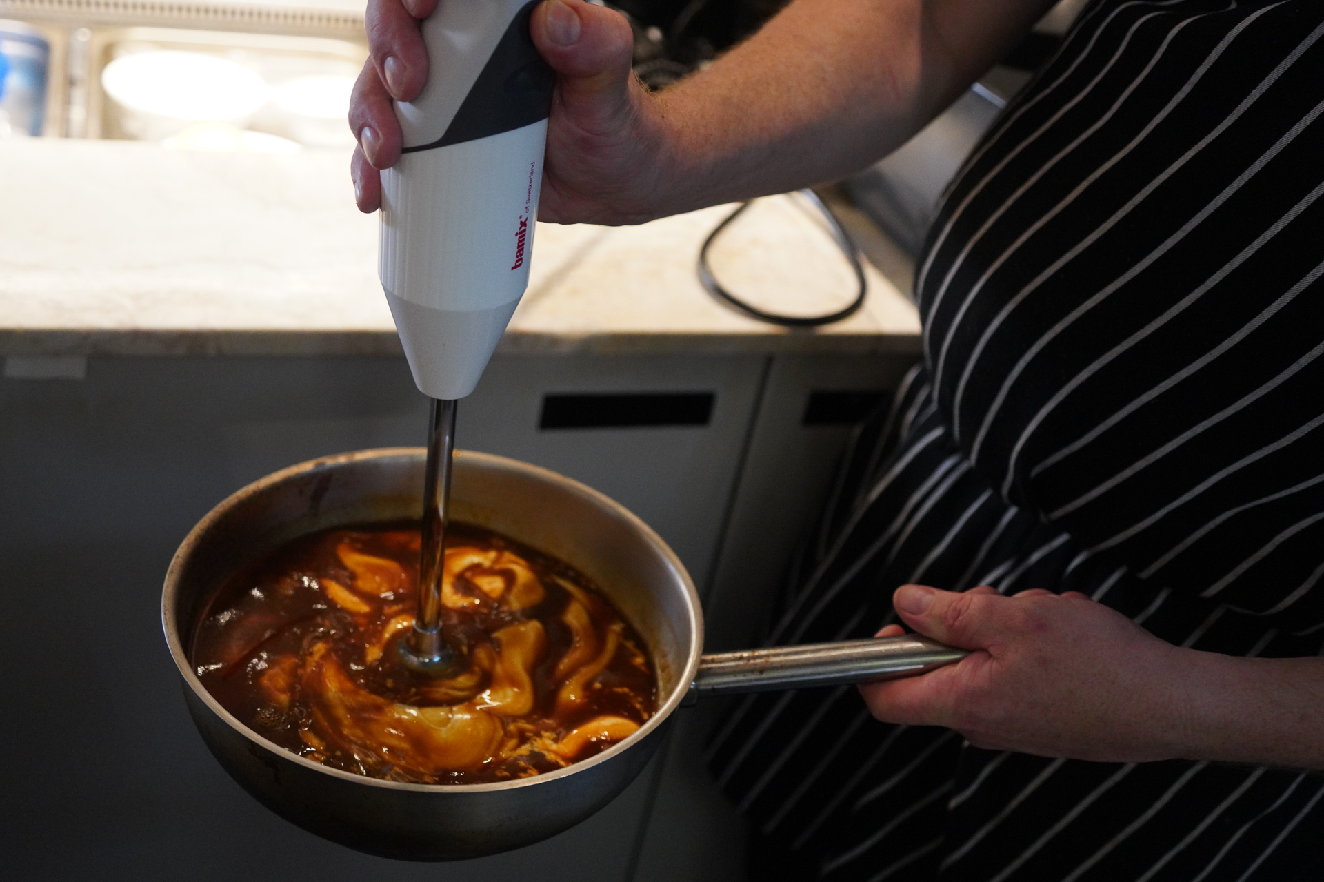 クリームを入れてハンドミキサーで攪拌