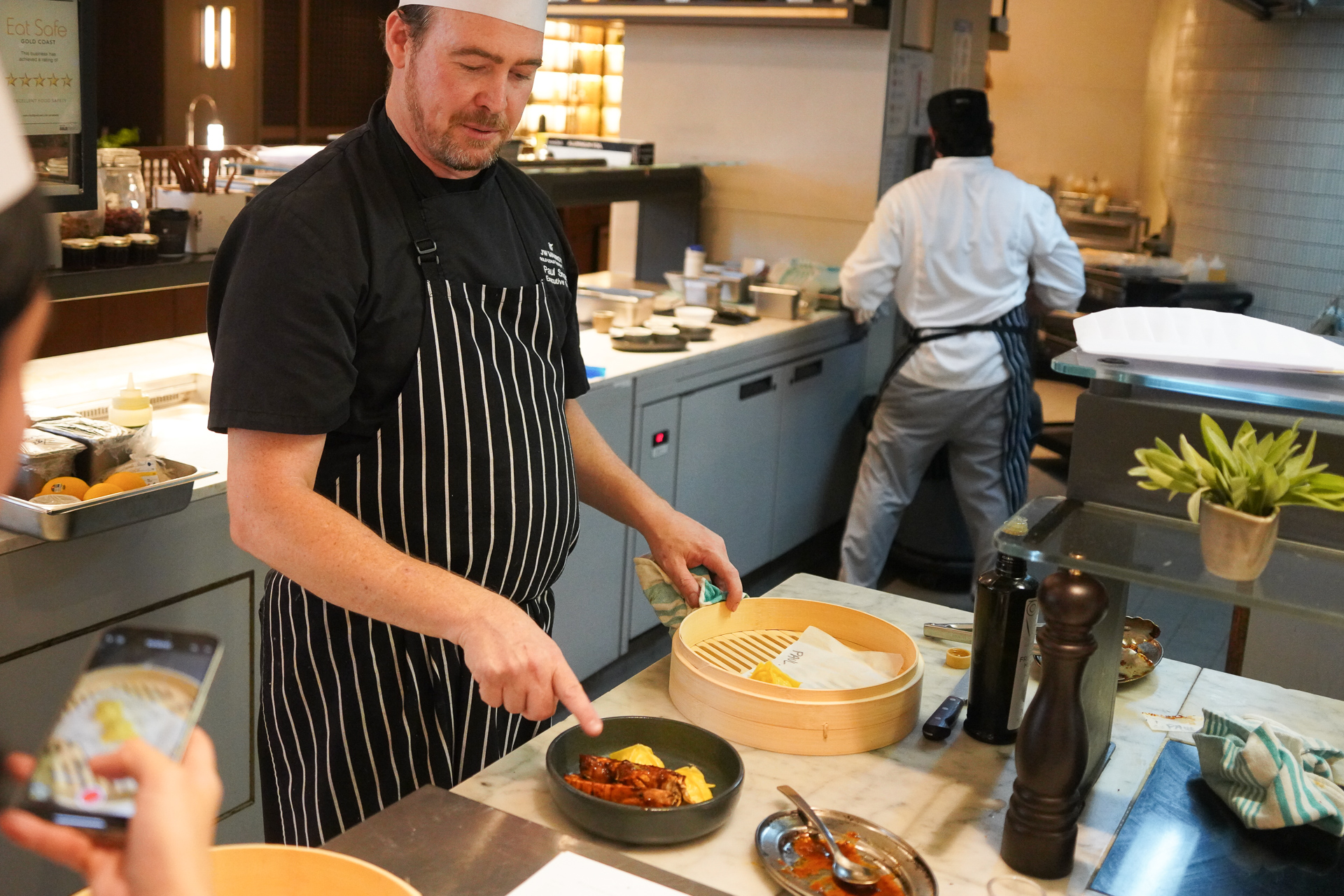 仕上げで盛り付けていく。餃子と焼いたベイ・バグを入れて
