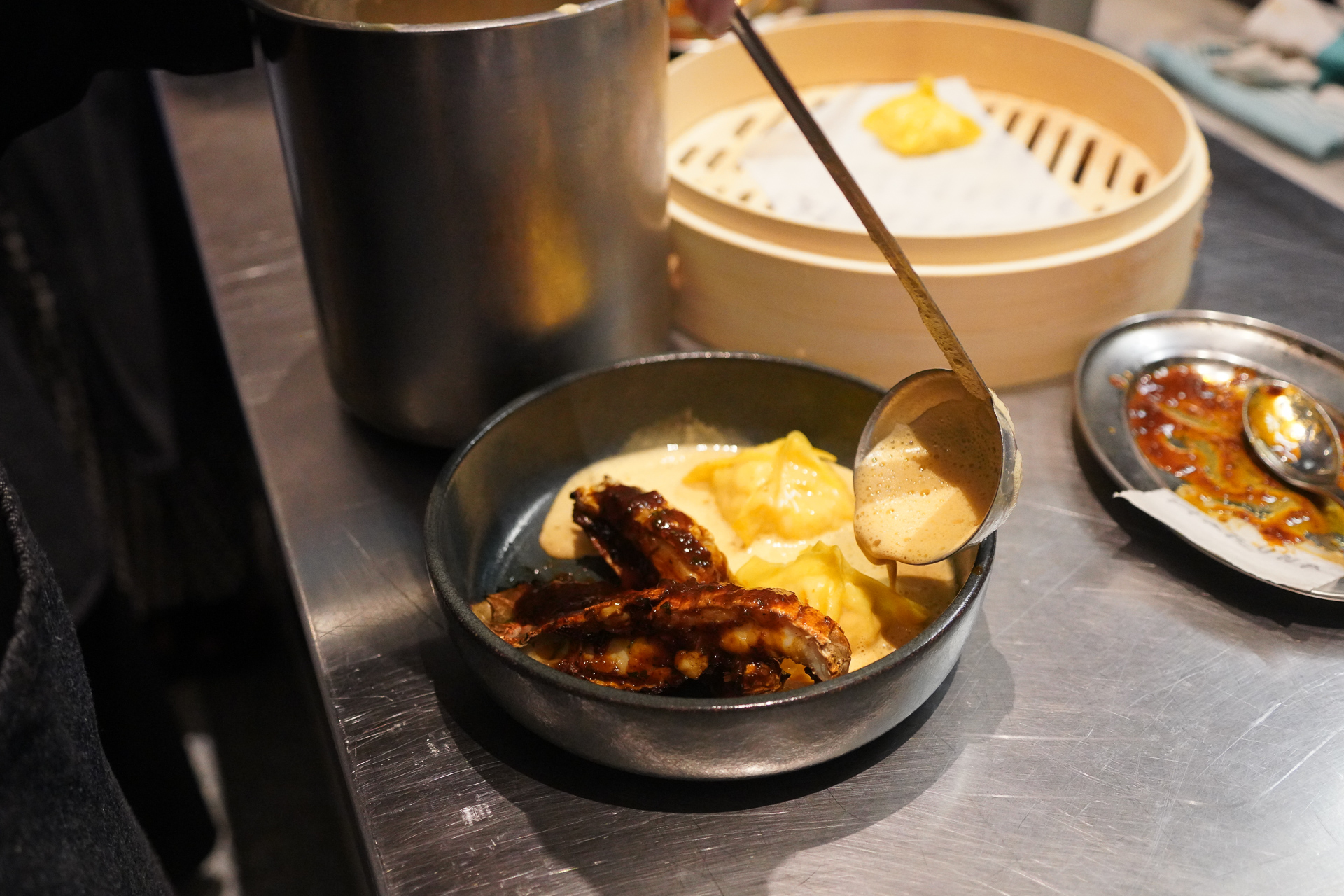 器にスープを流し込む