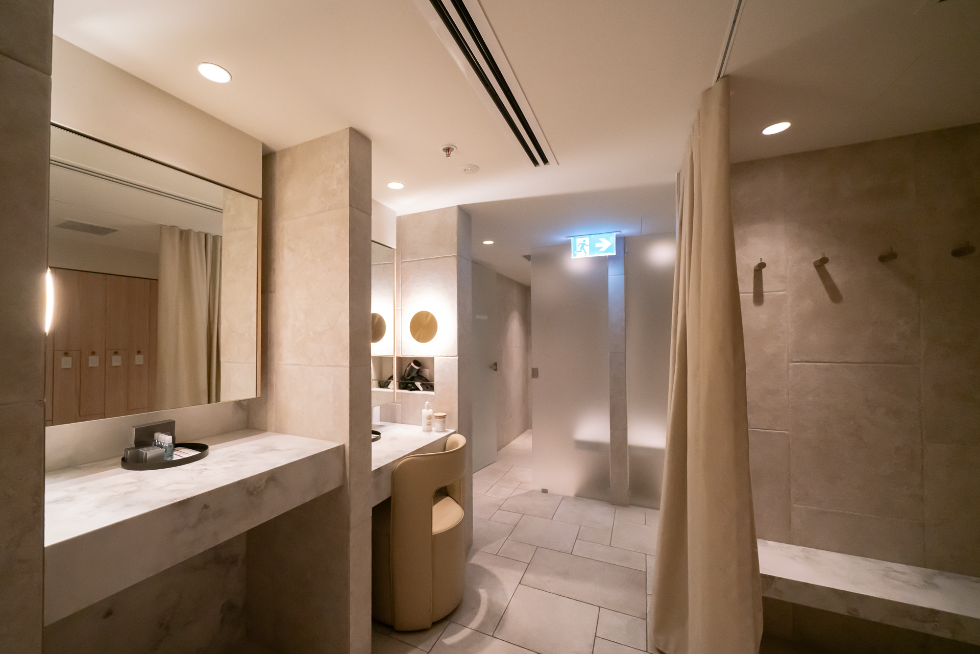 更衣室は広く、シャワーなども完備する