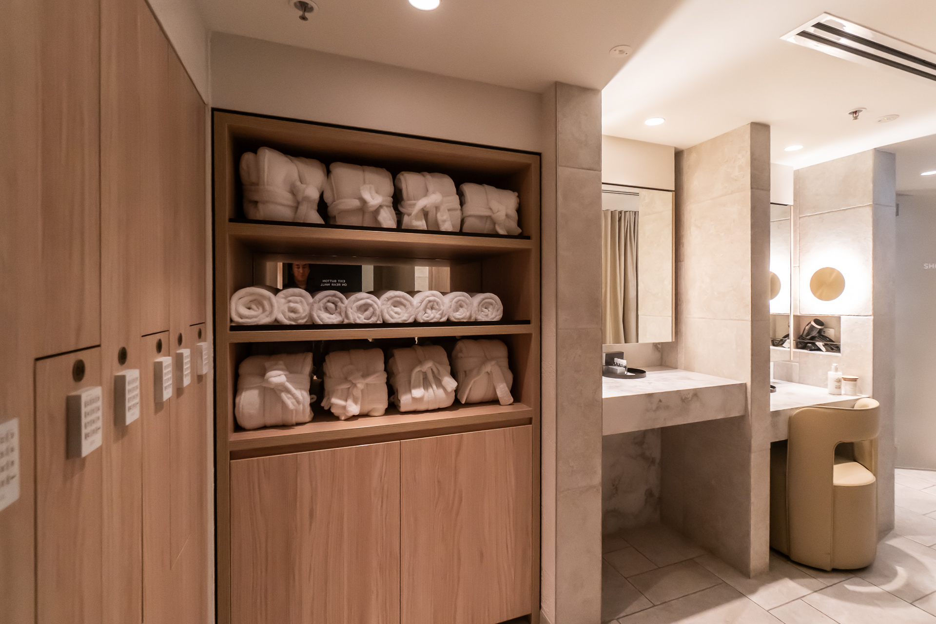 ロッカーと着替え用のバスローブ