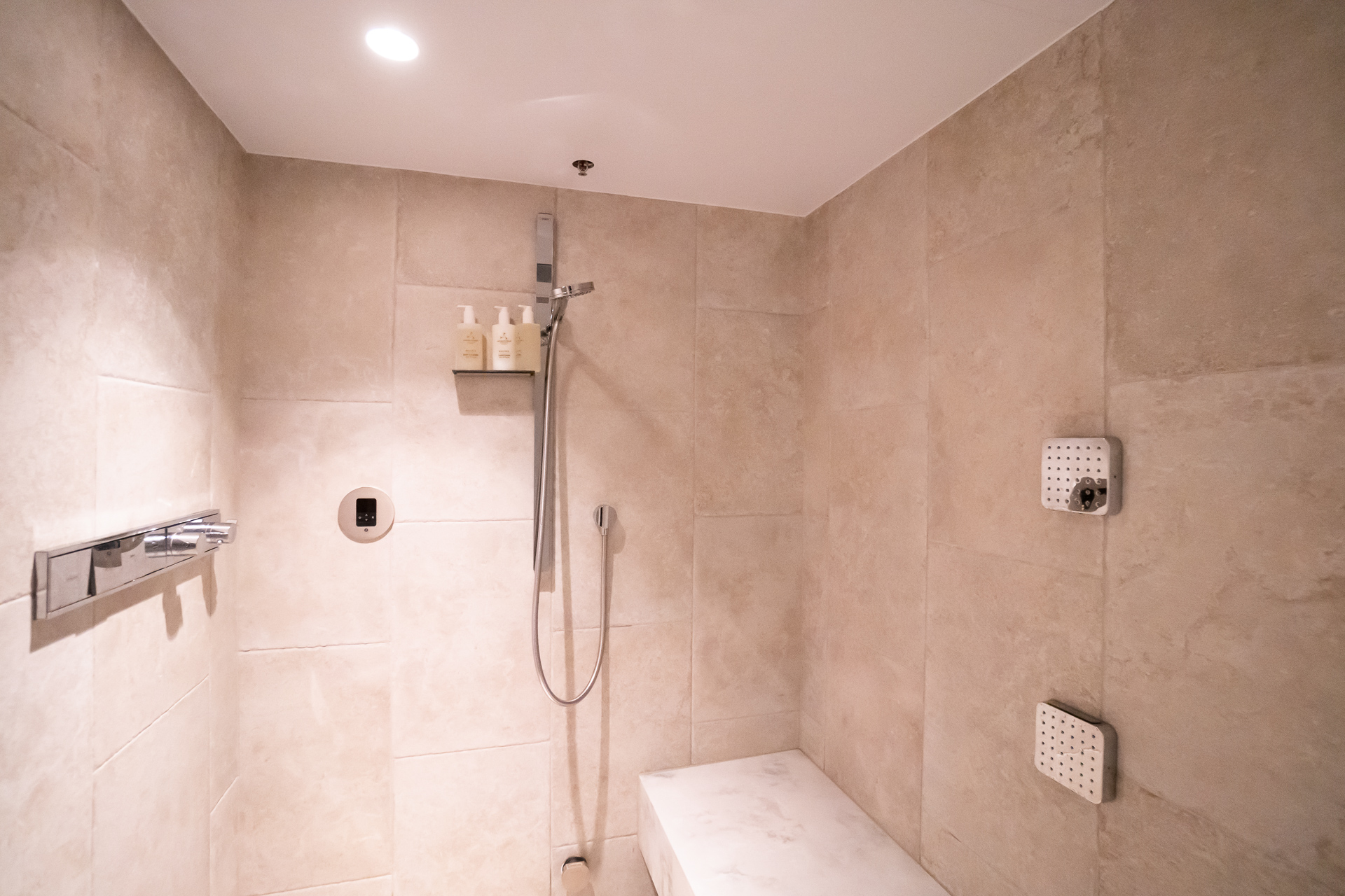 シャワーブースは広め