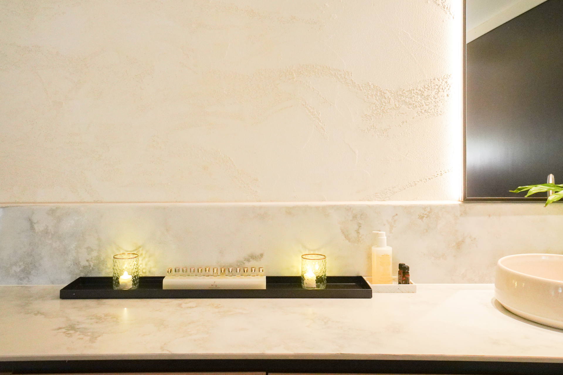 部屋ではアロマがたかれている