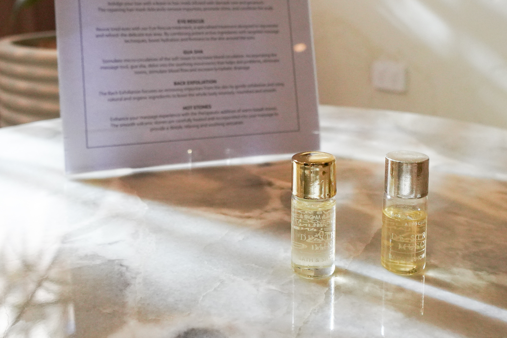 香りを確認するため、アロマオイルが置かれている