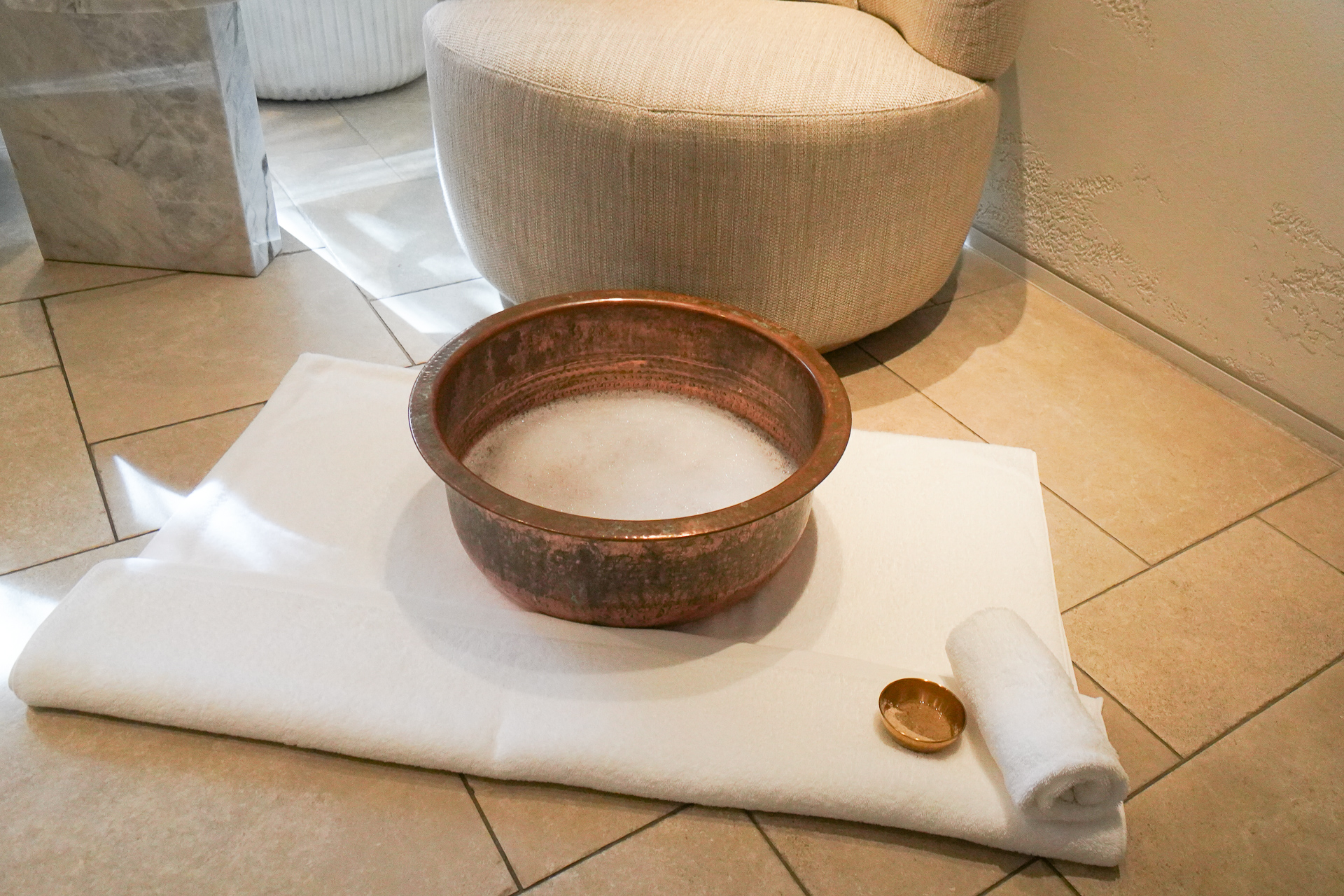 足を洗うための準備がされていた