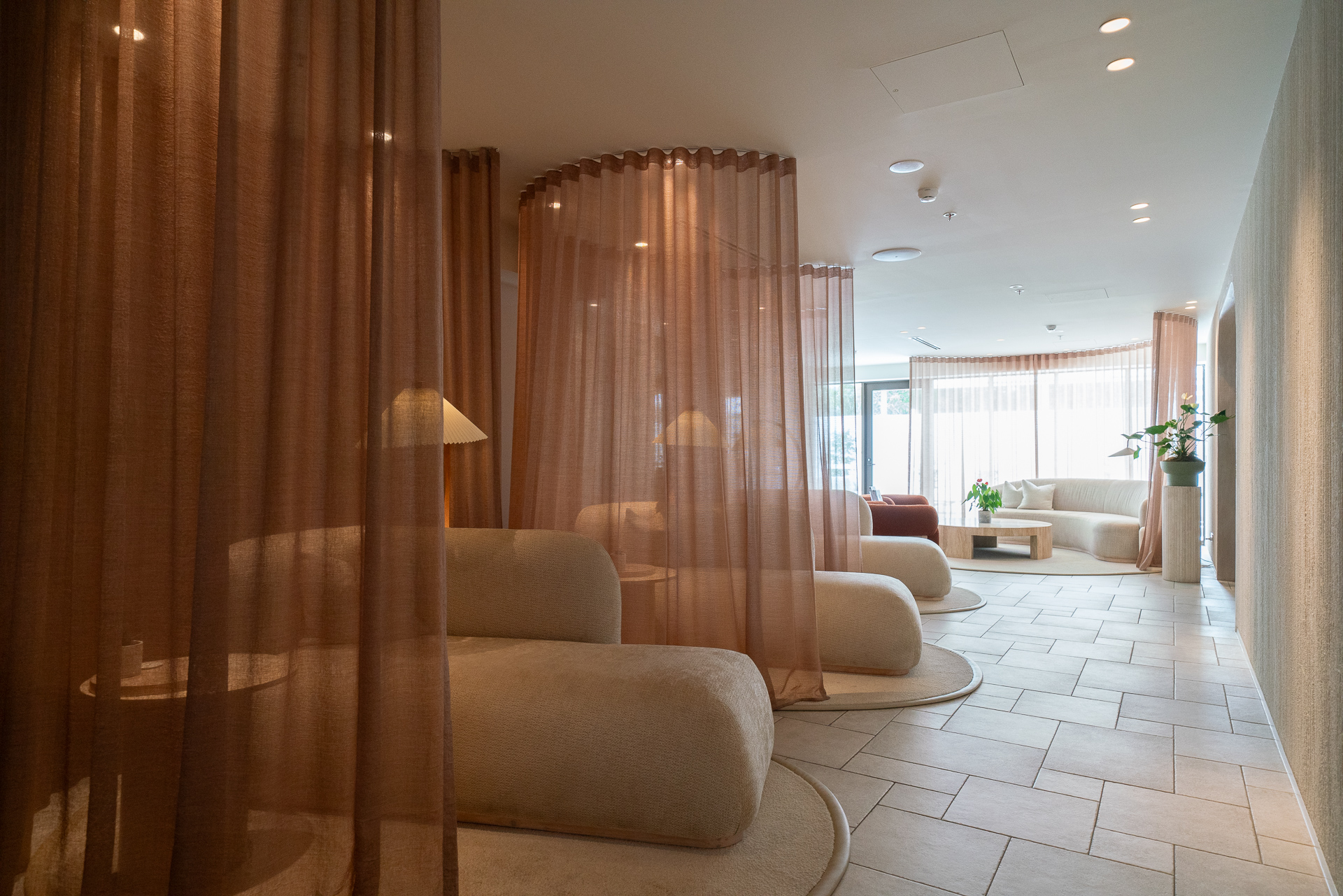 レースカーテンで仕切られたソファ