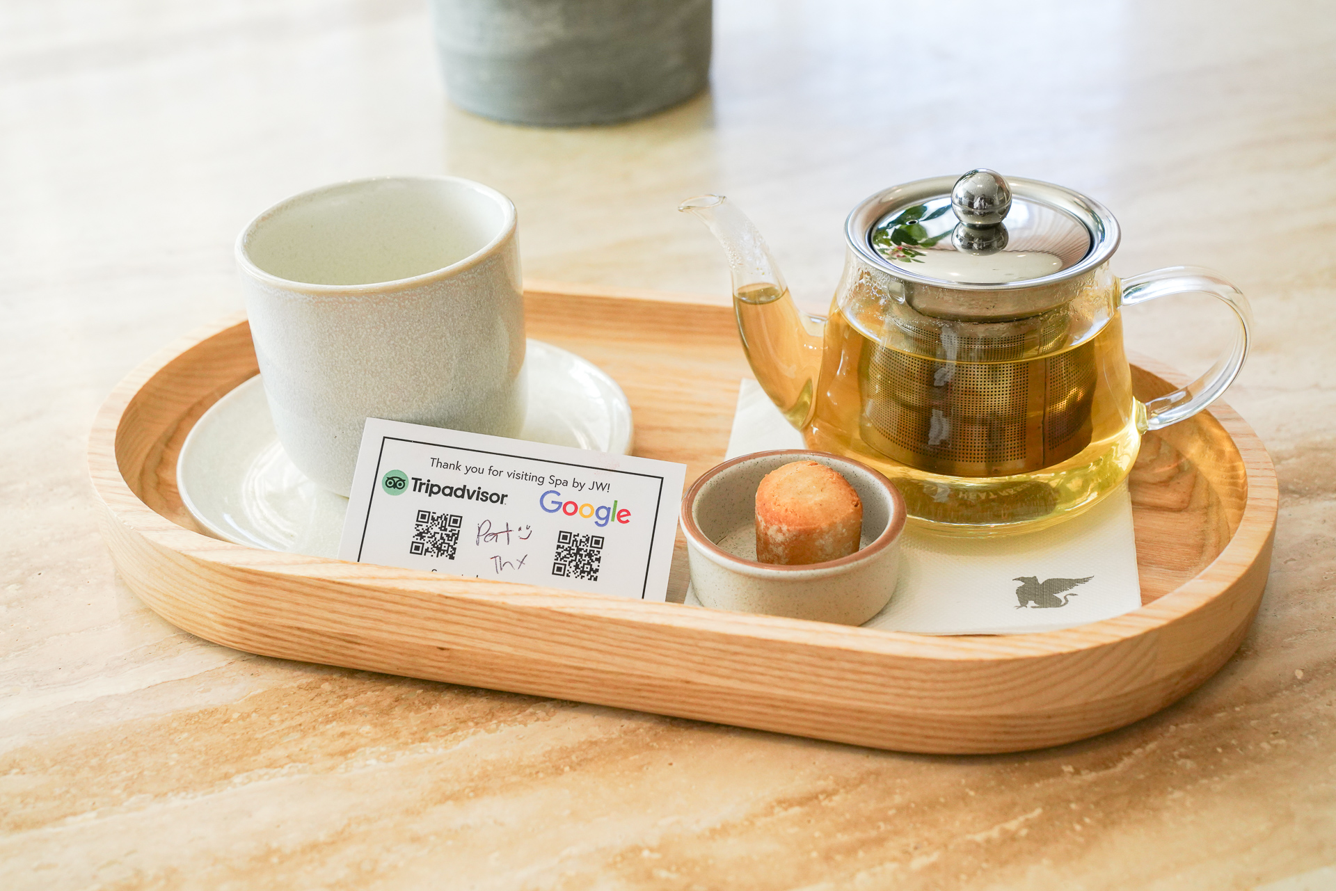 ハーブティーとお菓子でリラックスする