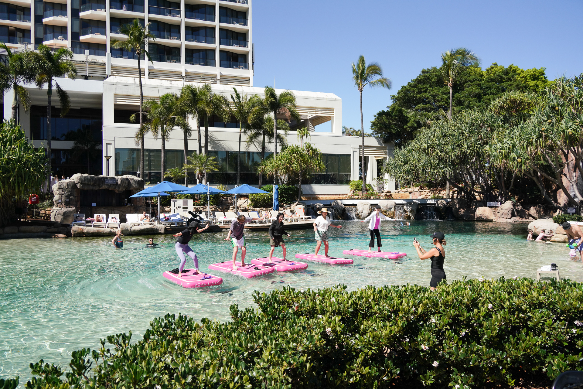 ホテル前ラグーンの水上で「アクア・スカルプ・ピラティス」も体験