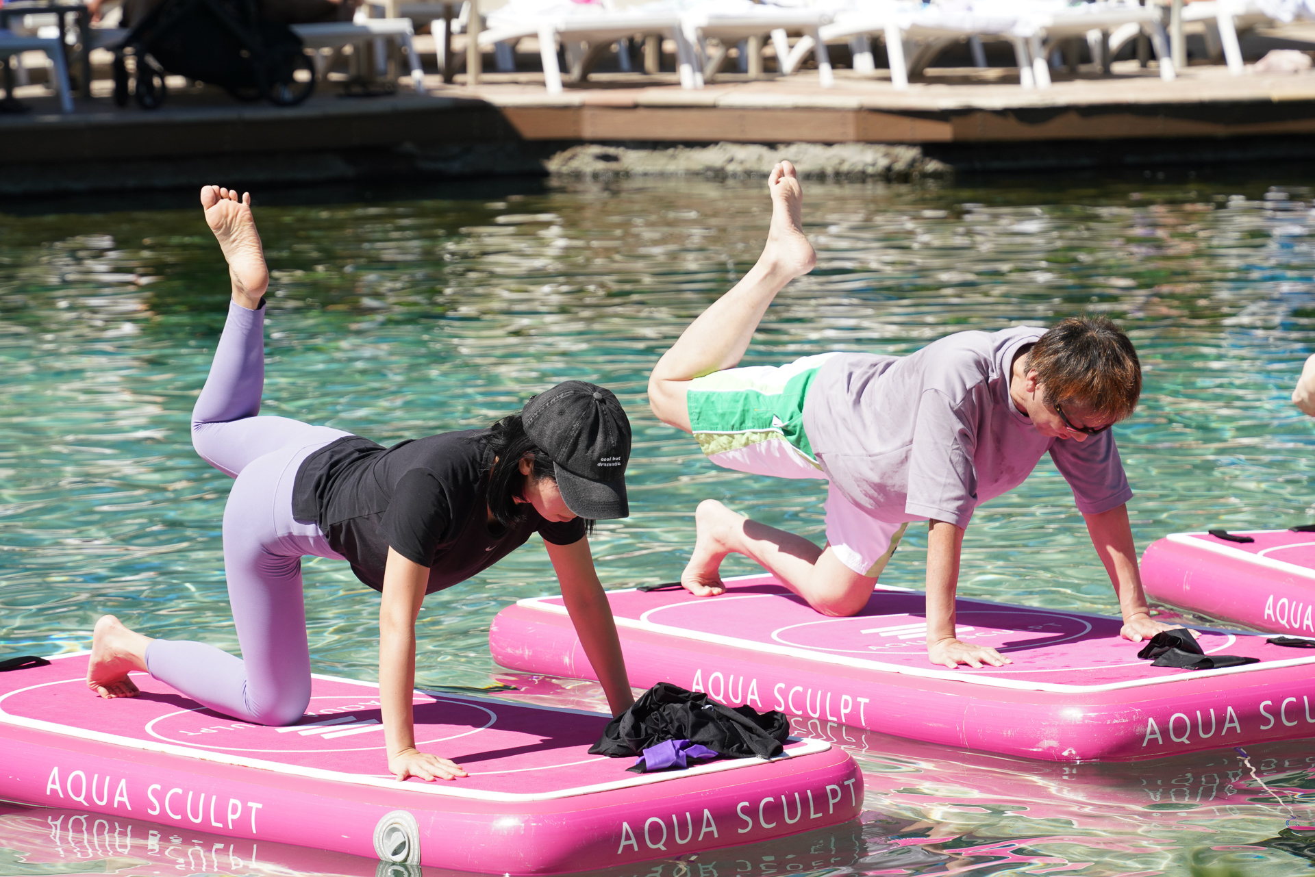 水に浮かせたエアマットの上なのでバランスをとるのが難しい