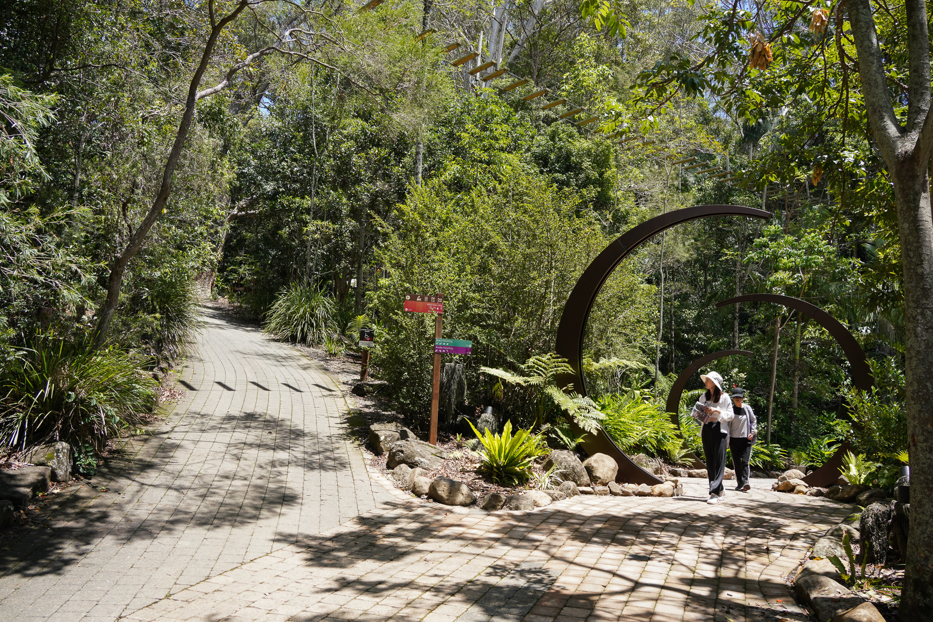 園内は森の中でうっそうとしている