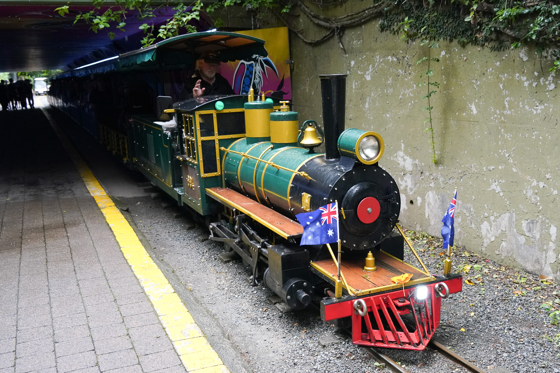 移動にはミニチュアトレインも使える