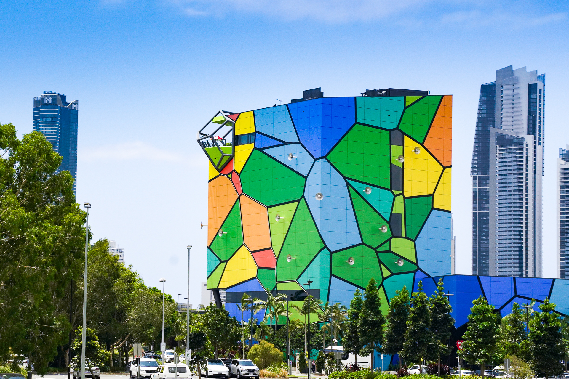 ゴールドコーストの美術館「HOTA（Home Of the Arts）」。遠目からでもよく分かるカラフルな建物