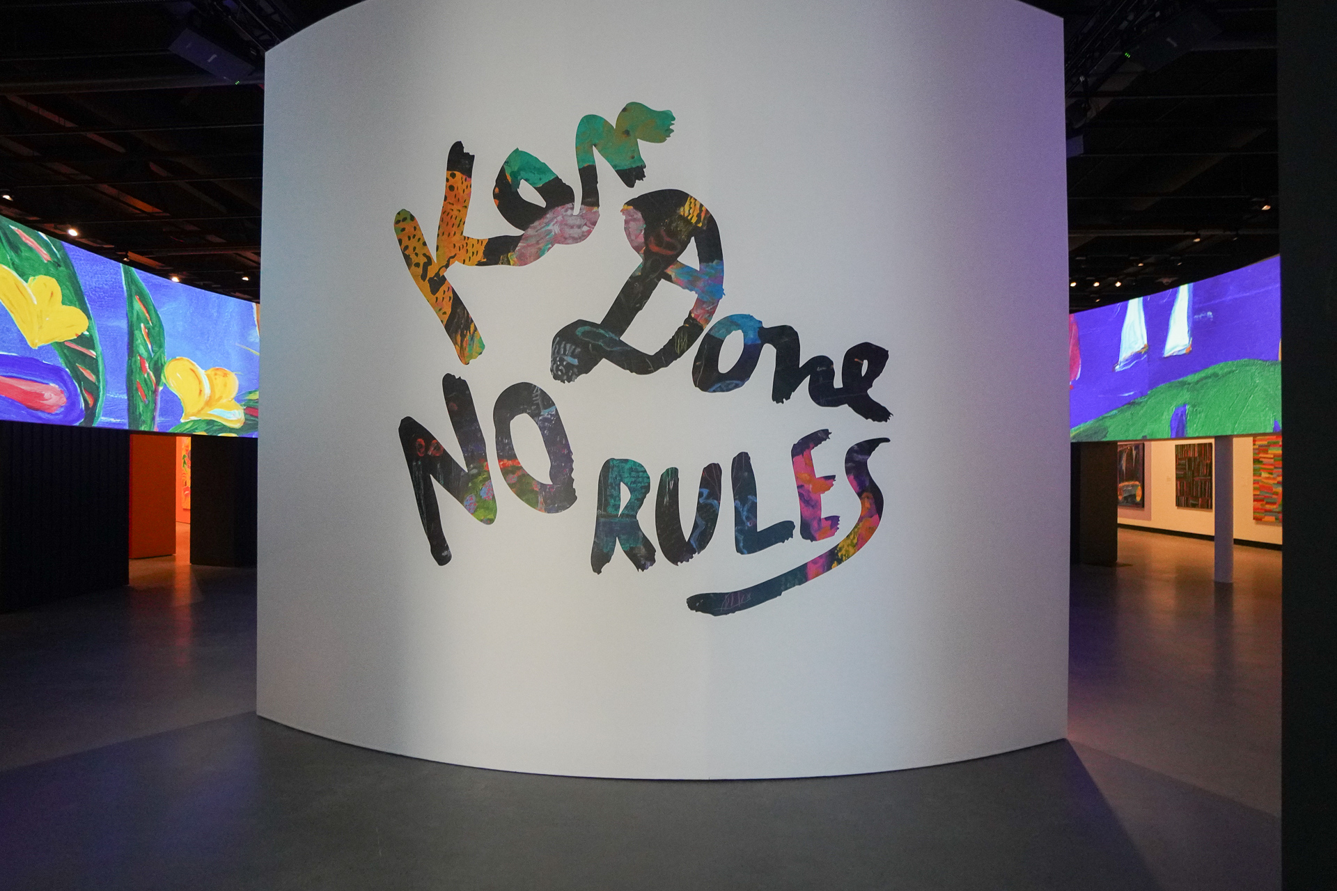 日本でも有名なオーストラリアのアーティスト、ケン・ドーン（Ken Done）の企画展がちょうど開催されていた