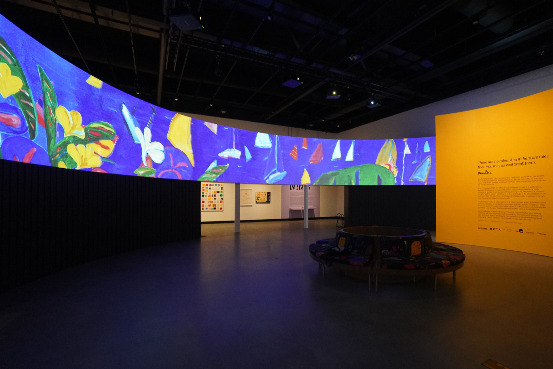 入るとグルりとモニターに囲まれる