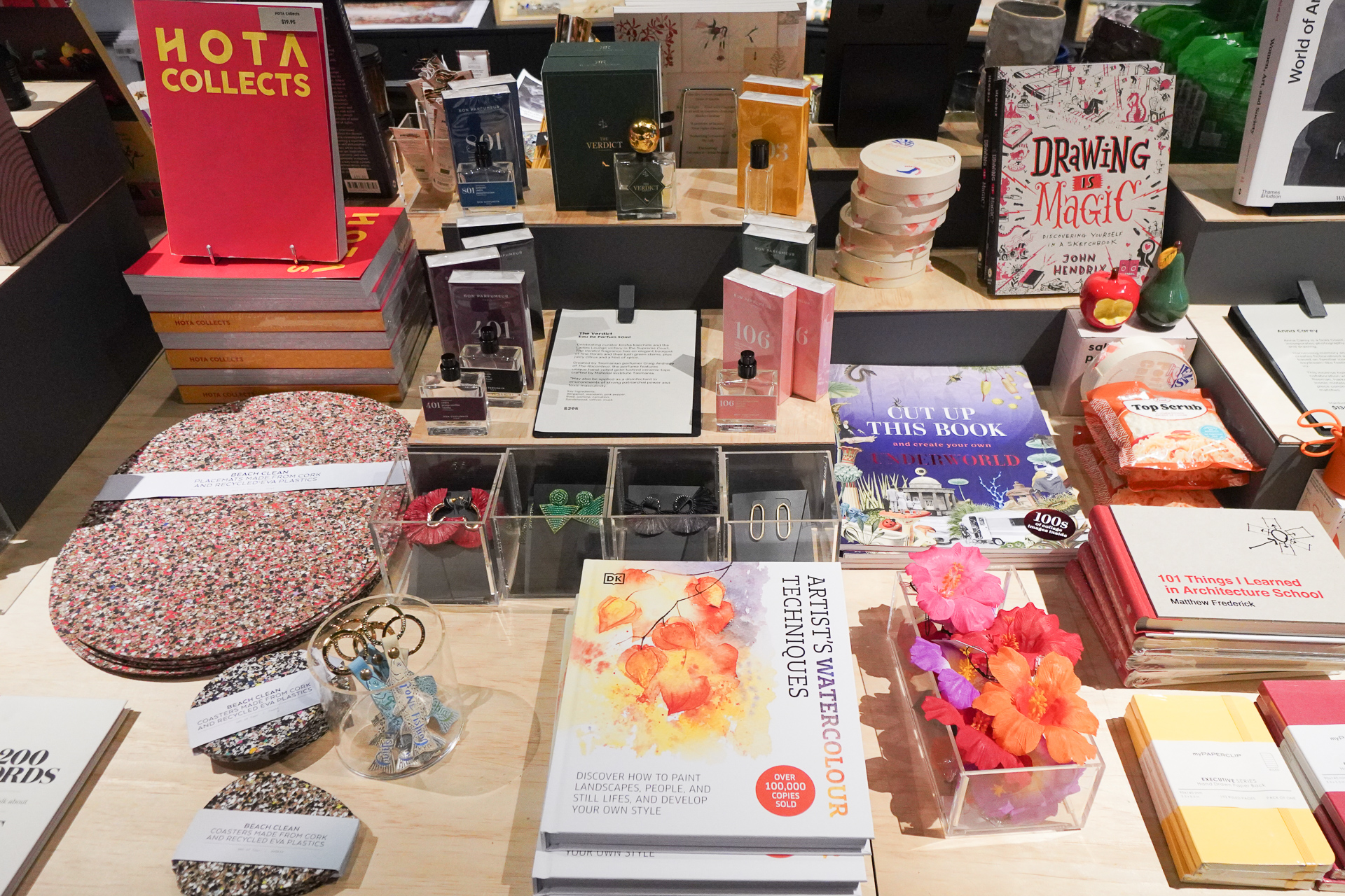 右上のHOTAのコレクションブックを記念に購入してみた