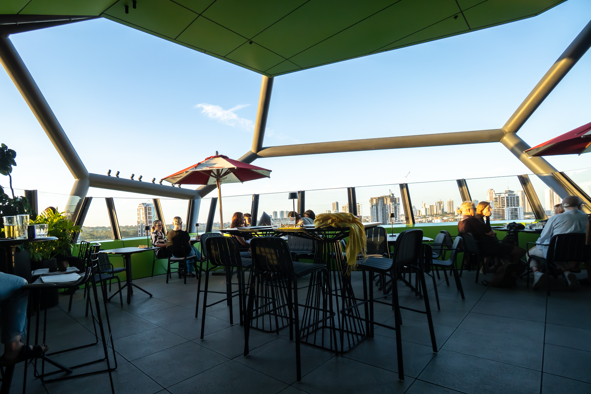 上階には「エキシビショニスト（exhibitionist）」というバーがあり、オープントップテラスもある