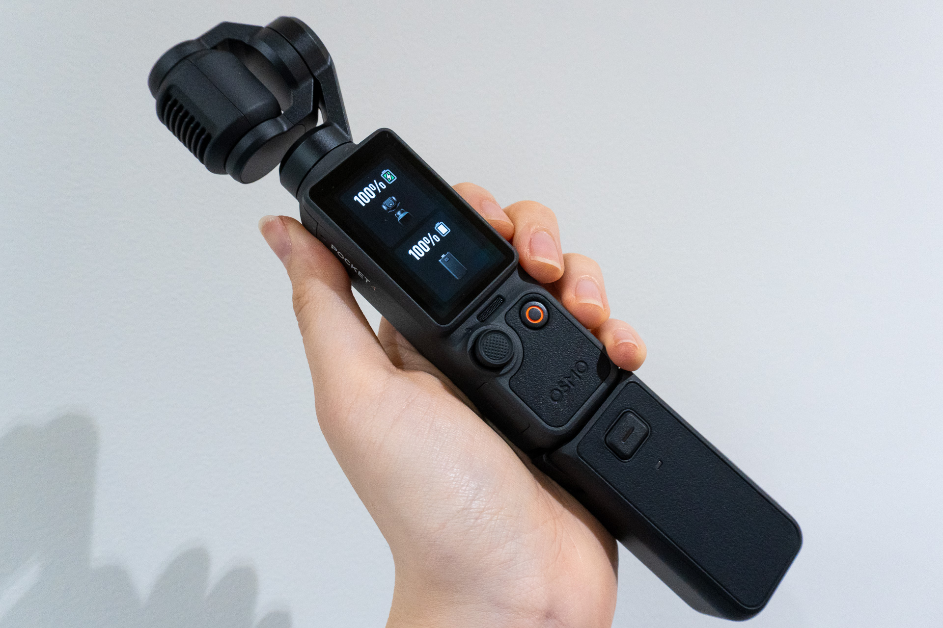 バッテリーハンドルを装着して持った様子