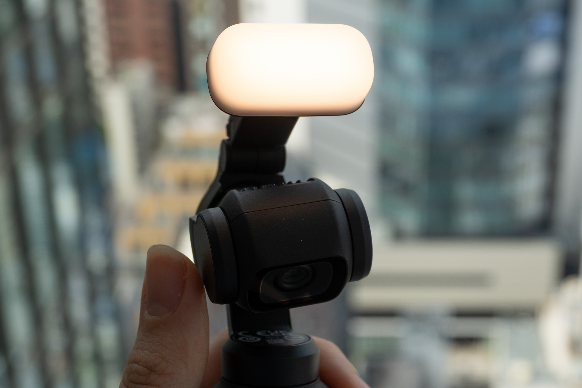 補助ライトは3段階の明るさ・色温度から調整できる