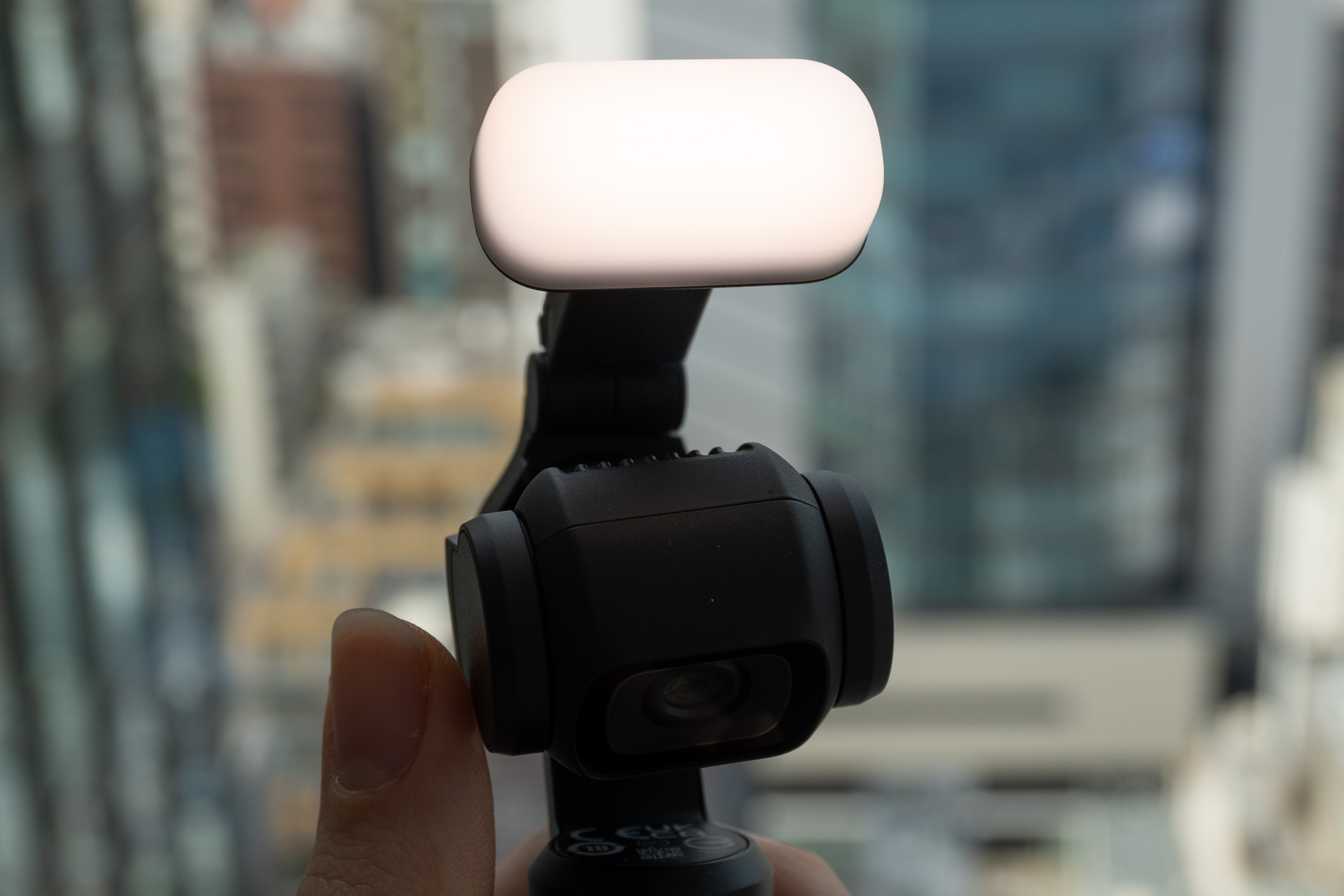 補助ライトは3段階の明るさ・色温度から調整できる