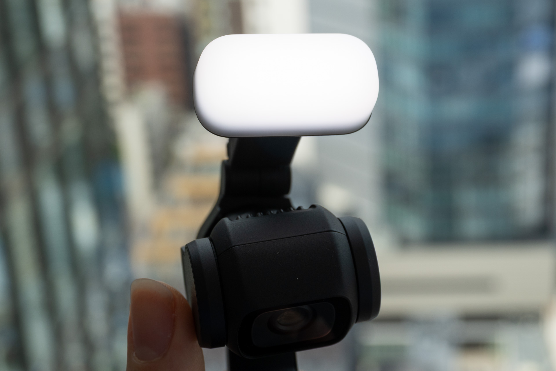 補助ライトは3段階の明るさ・色温度から調整できる