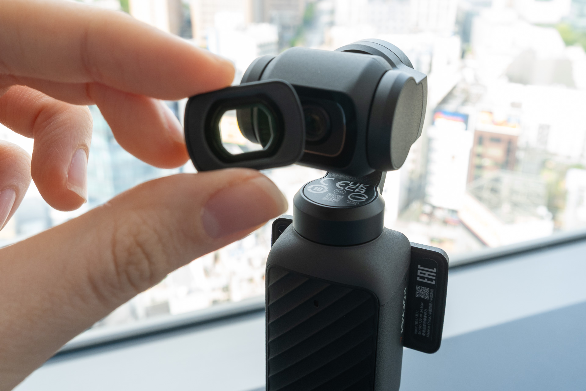 オプションとして広角レンズを用意（クリエイターコンボにも付属）