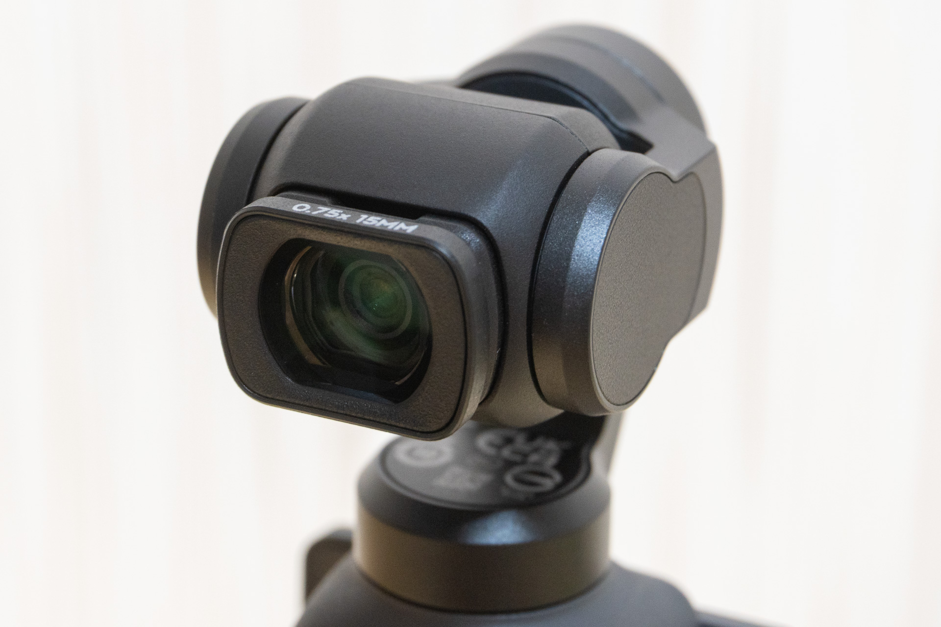 オプションとして広角レンズを用意（クリエイターコンボにも付属）