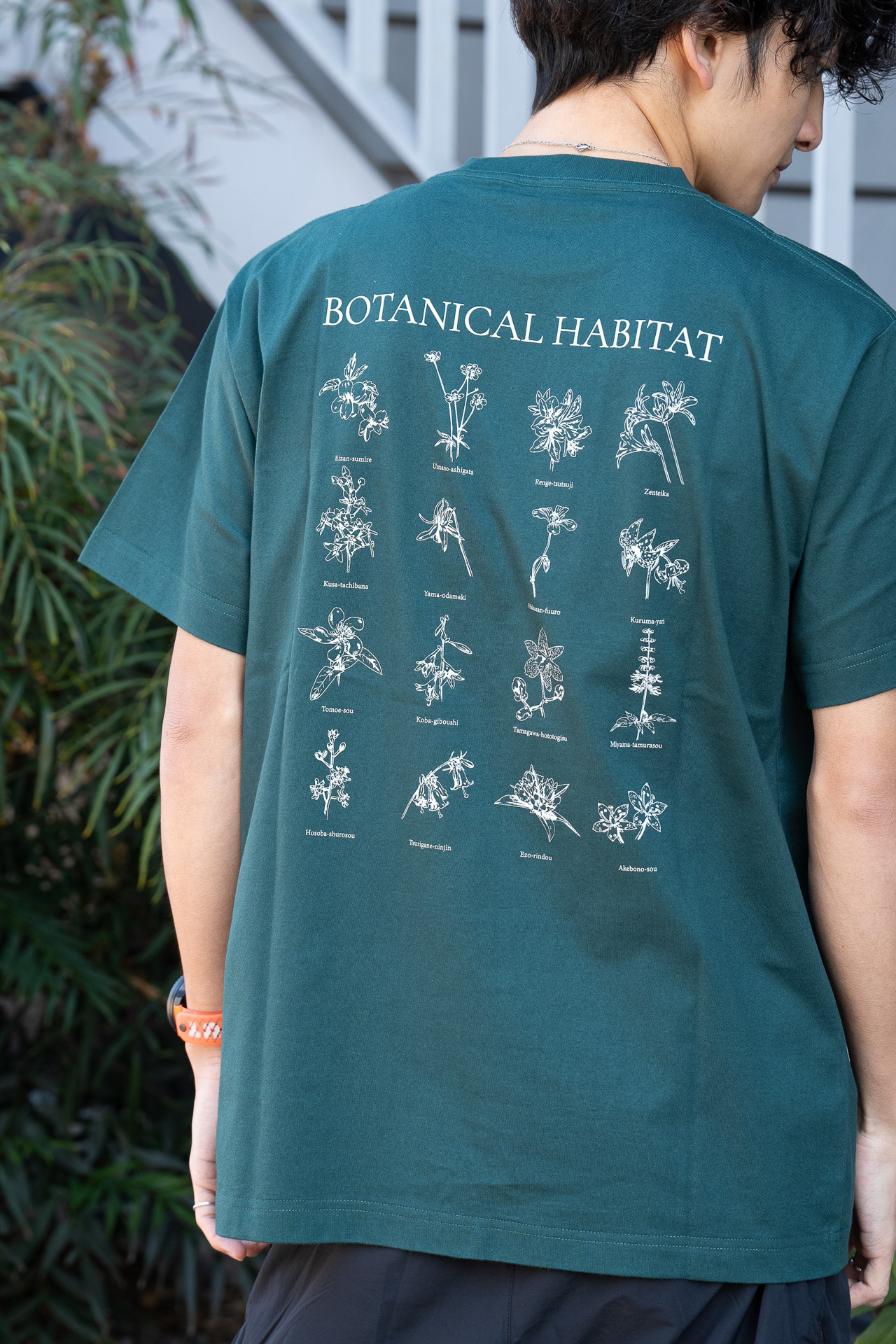 スノーピーク赤城限定Tシャツは、近隣の湿原・覚満淵で見られる草花をモチーフにしたもの（4400円）と、山頂エリアの等高線をデザインしたもの（3960円）の2種