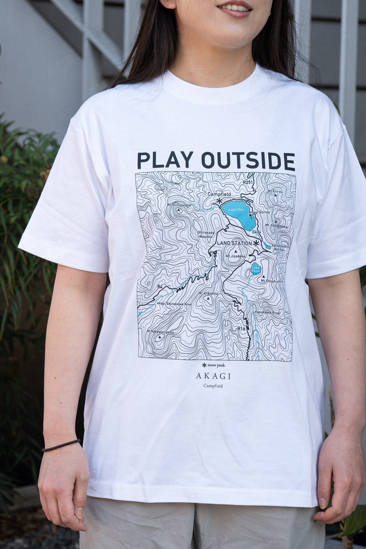スノーピーク赤城限定Tシャツは、近隣の湿原・覚満淵で見られる草花をモチーフにしたもの（4400円）と、山頂エリアの等高線をデザインしたもの（3960円）の2種