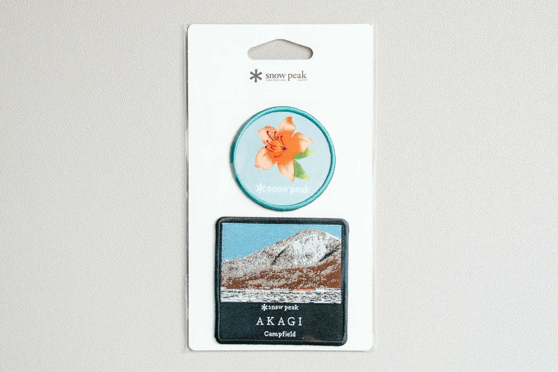 スノーピーク赤城限定パッチ（2420円）はツツジと黒檜山をモチーフにした