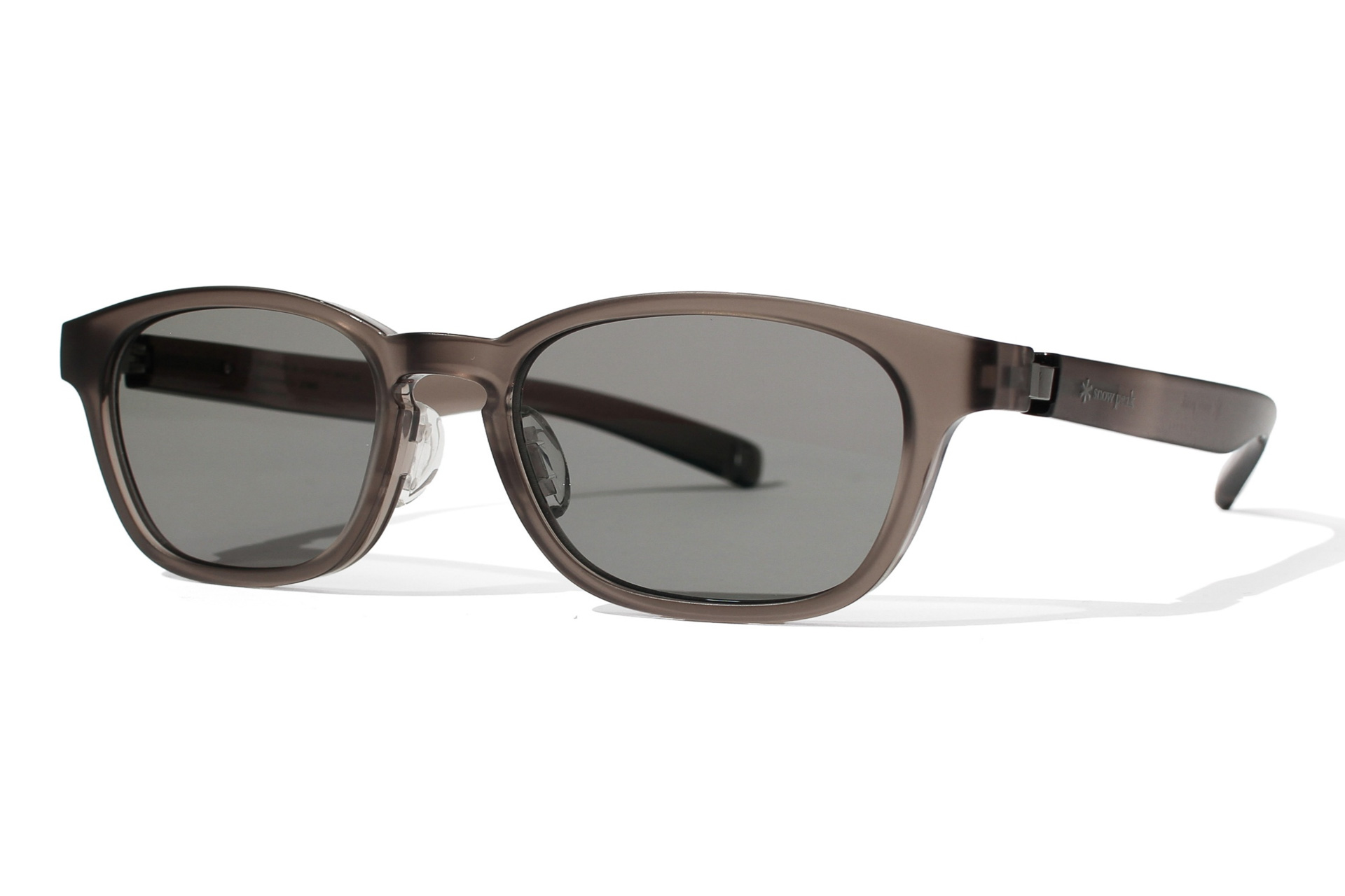 スノーピーク ランドステーション 赤城とJINSのコラボサングラス（1万3900円）は全国のスノーピークとオンラインストアで取り扱う