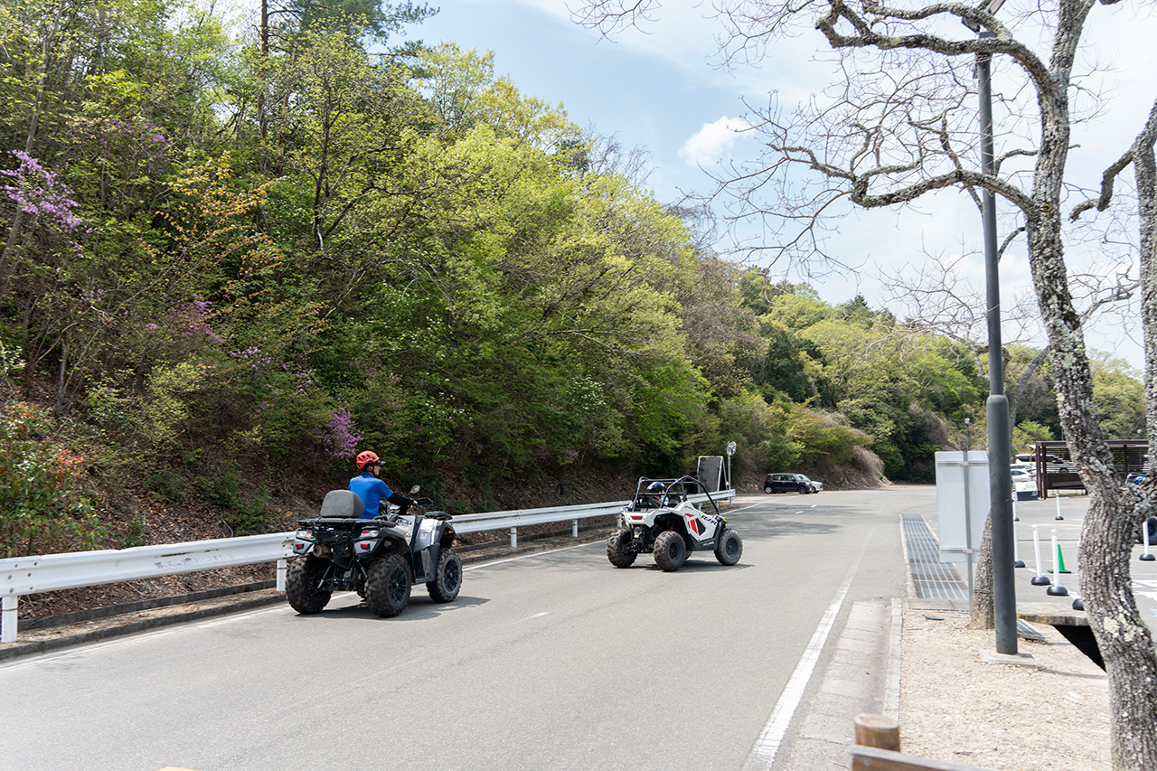 ガイドとともにバギーでリゾート内を駆け抜けよう