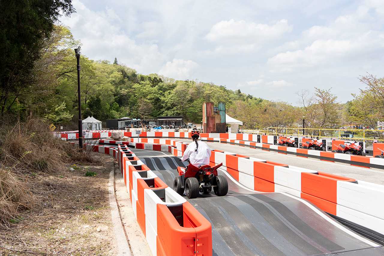 衝撃をしっかり吸収できるバリケードで安全を確保