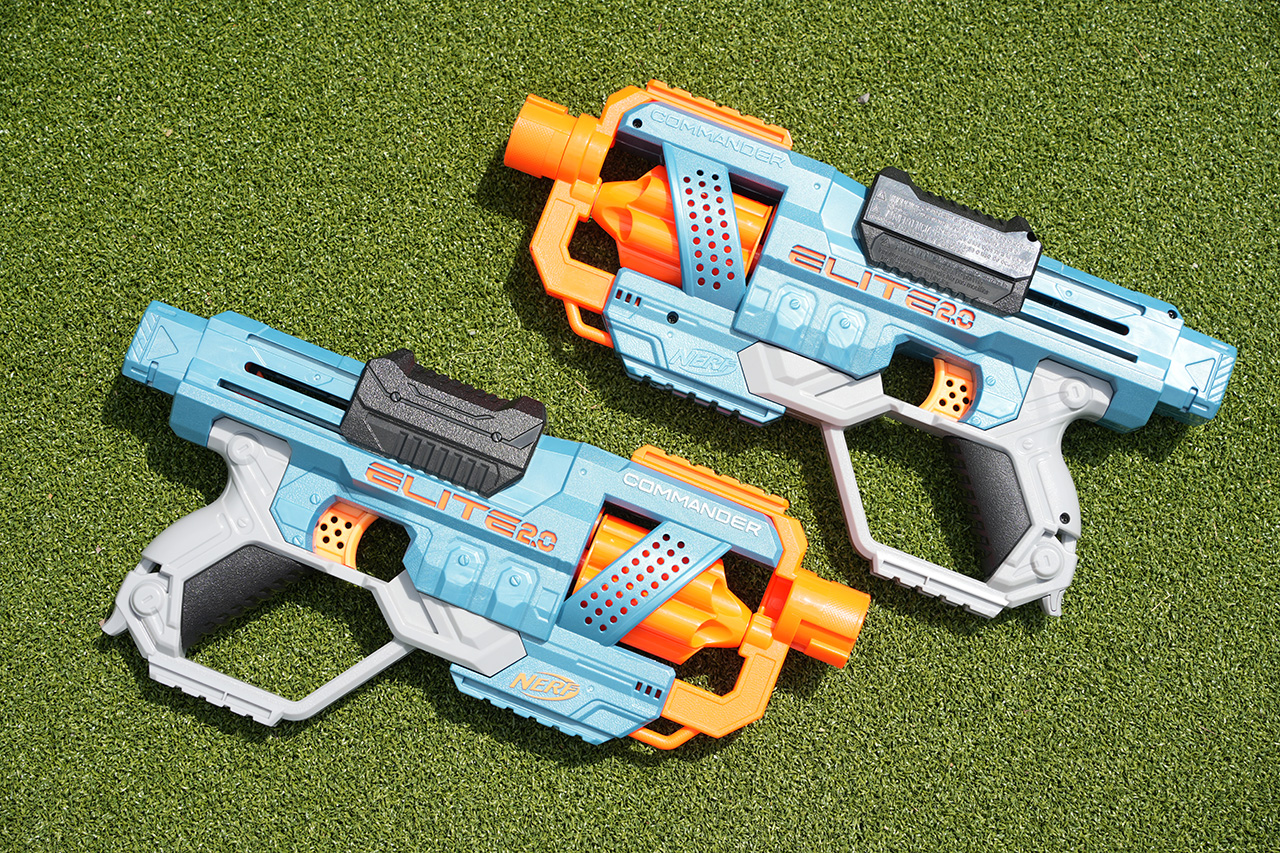 ナーフブラスターで、ダーツをライバルに向かって発射