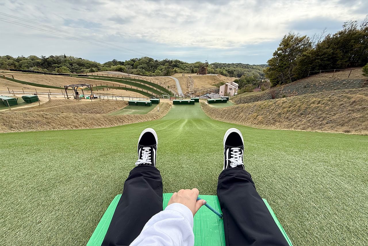 緑の丘陵を猛スピードで滑り降りる