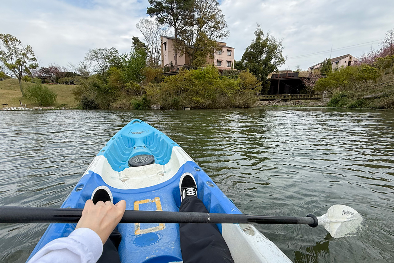 最大2人定員のカヌーに乗り、オールで漕いで進む。1人乗りは中学生以上、2人乗りは4歳以上＋16歳以上が対象