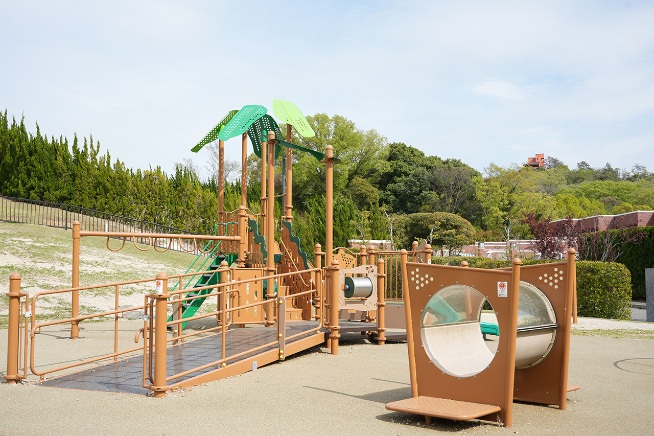 小さな子供も遊べる小型遊具も