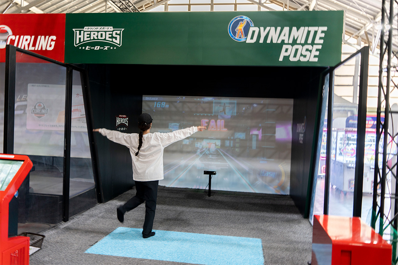 画面と同じポーズをする「ダイナマイトポーズ」