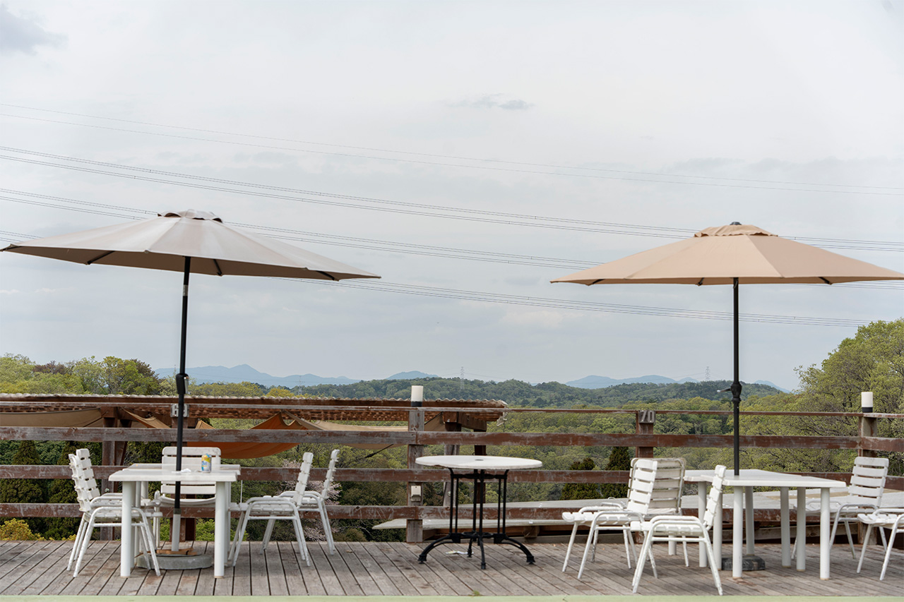 屋外で風を感じながらBBQや気軽な食事ができる
