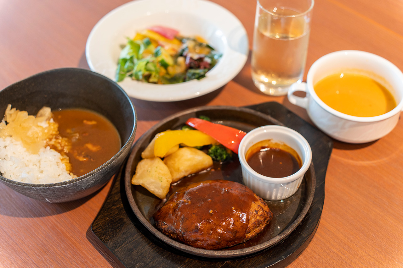 ランチ「冒険者のごちそうハンバーグ 160g」単品1650円、サラダバーセット1870円