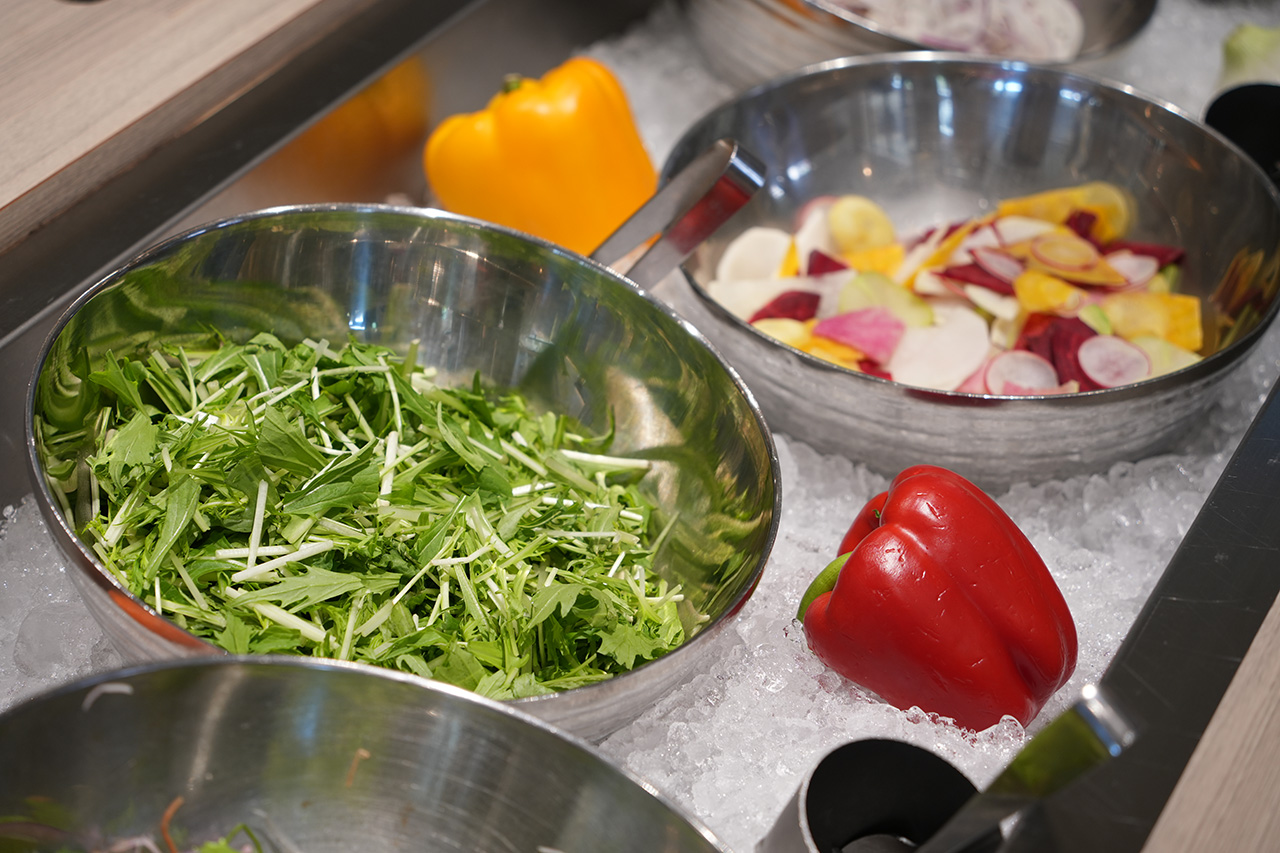 ランチサラダバーは新鮮な野菜のほか、カレーも楽しめる