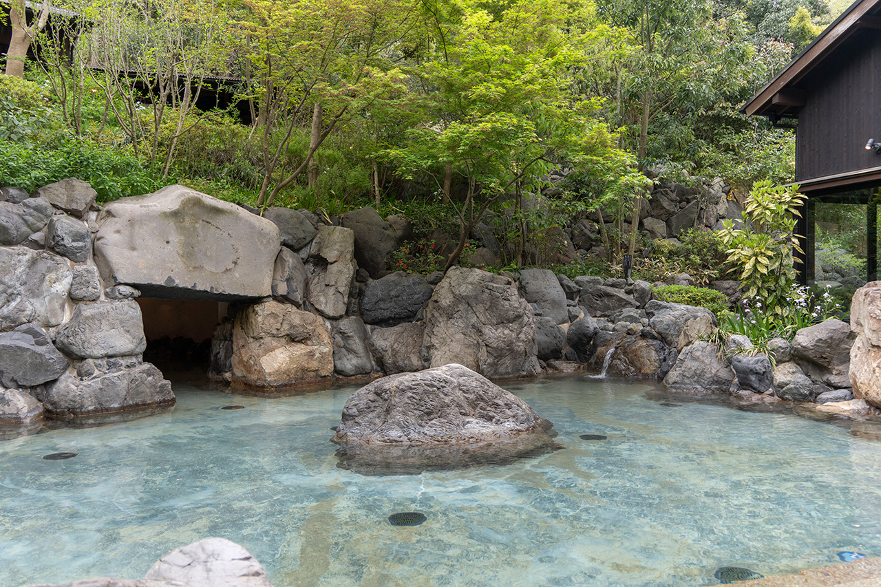 神秘的な洞窟に続く「岩風呂」