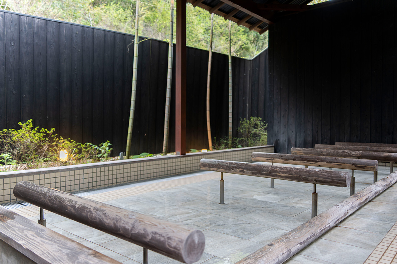 肩の力を抜いてリラックスできる「寝湯」